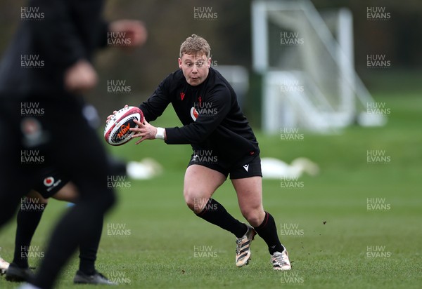 180226 - Wales Rugby Training ahead of their 6 Nations game against Scotland - Sam Costelow during training