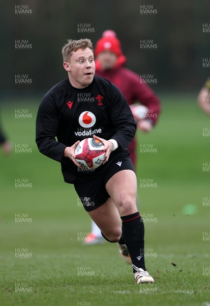 180226 - Wales Rugby Training ahead of their 6 Nations game against Scotland - Sam Costelow during training