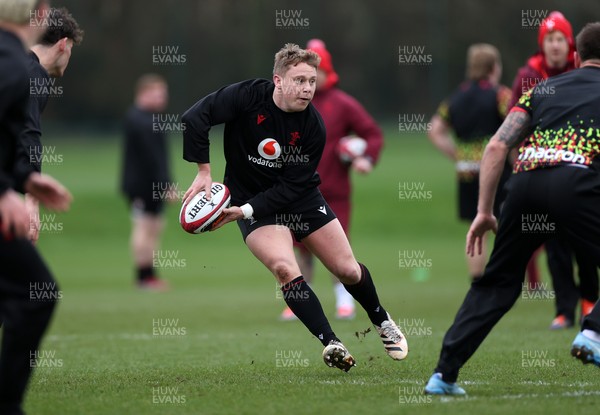 180226 - Wales Rugby Training ahead of their 6 Nations game against Scotland - Sam Costelow during training