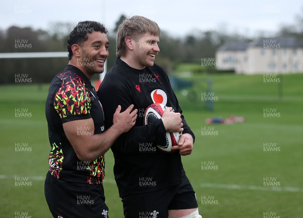 180226 - Wales Rugby Training ahead of their 6 Nations game against Scotland - Gabriel Hamer-Webb and Aaron Wainwright during training