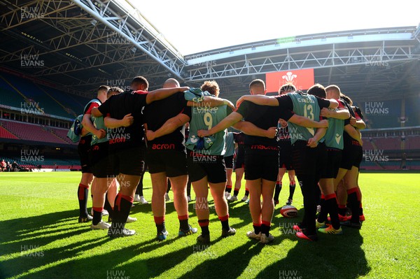 180322 - Wales Rugby Training - Players huddle during training
