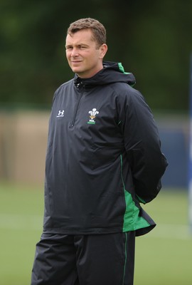 18.05.09 - Wales Rugby Training - Wales defence coach Sean Holley makes a point during training. 