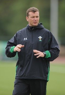 18.05.09 - Wales Rugby Training - Wales defence coach Sean Holley makes a point during training. 