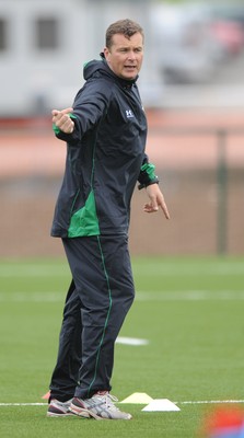 18.05.09 - Wales Rugby Training - Wales defence coach Sean Holley makes a point during training. 