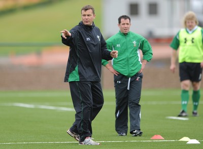 18.05.09 - Wales Rugby Training - Wales defence coach Sean Holley makes a point during training. 