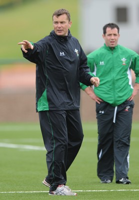 18.05.09 - Wales Rugby Training - Wales defence coach Sean Holley makes a point during training. 