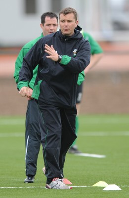 18.05.09 - Wales Rugby Training - Wales defence coach Sean Holley makes a point during training. 