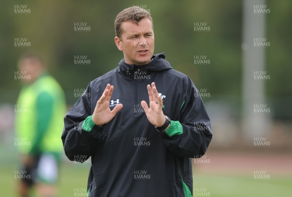 18.05.09 - Wales Rugby Training - Wales defence coach Sean Holley makes a point during training. 
