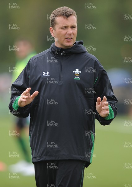 18.05.09 - Wales Rugby Training - Wales defence coach Sean Holley makes a point during training. 