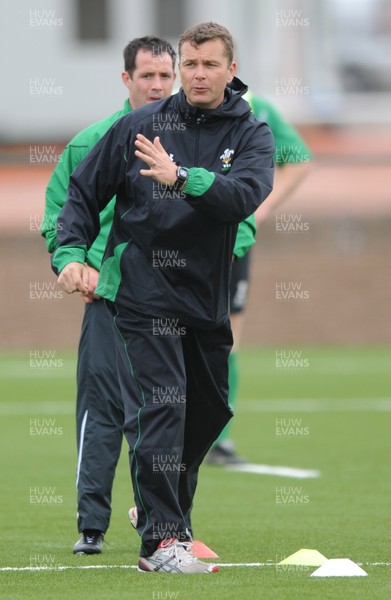 18.05.09 - Wales Rugby Training - Wales defence coach Sean Holley makes a point during training. 