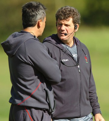 18.09.07 - Wales Rugby World Cup Training - Wales Coach, Gareth Jenkins talks to Attack Coach, Nigel Davies(L) during training 