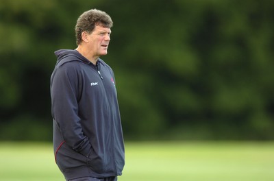 18.09.07 - Wales Rugby World Cup Training - Wales Coach, Gareth Jenkins during training 