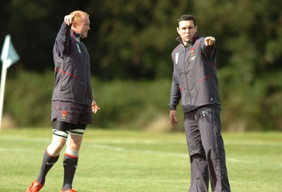 18.09.07 - Wales Rugby World Cup Training - Martyn Williams(L) and Stephen Jones share a point of view during training 