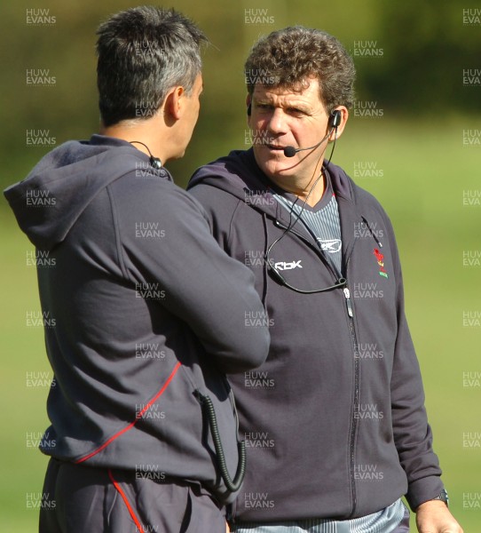 18.09.07 - Wales Rugby World Cup Training - Wales Coach, Gareth Jenkins talks to Attack Coach, Nigel Davies(L) during training 