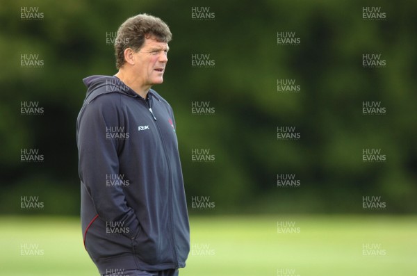 18.09.07 - Wales Rugby World Cup Training - Wales Coach, Gareth Jenkins during training 