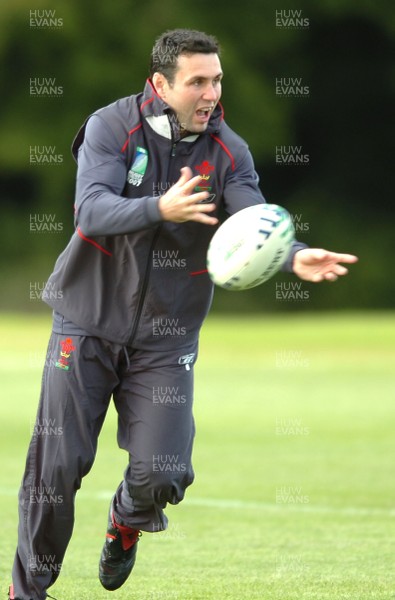 18.09.07 - Wales Rugby World Cup Training - Stephen Jones in action during training 