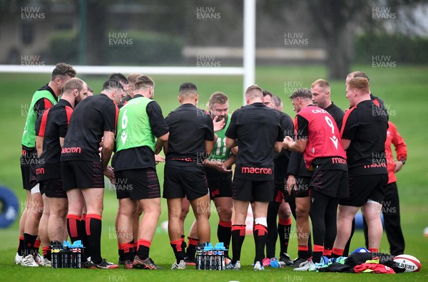 181021 - Wales Rugby Training - Players huddle during training