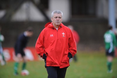 18.11.08 - Wales Rugby Training - Wales Coach, Warren Gatland during training 