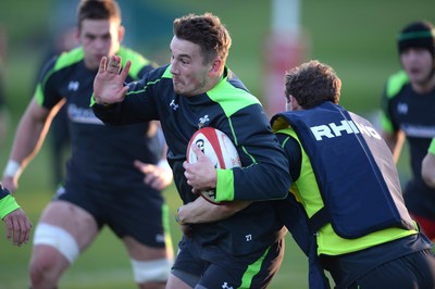 181114 - Wales Rugby Training -Jonathan Davies during training