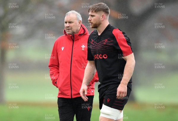 181121 - Wales Rugby Training - Wayne Pivac and Aaron Wainwright during training