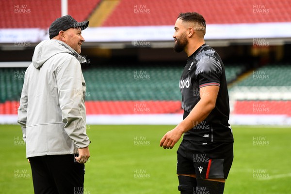 181122 - Wales Rugby Training - Wayne Pivac and Josh MacLeod during training