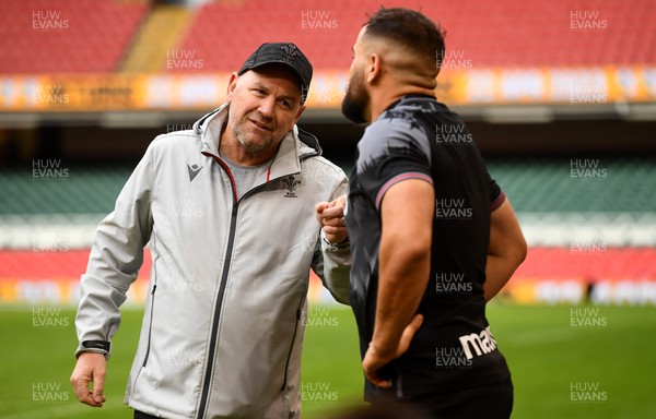 181122 - Wales Rugby Training - Wayne Pivac and Josh MacLeod during training