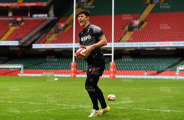 181122 - Wales Rugby Training - Louis Rees-Zammit during training