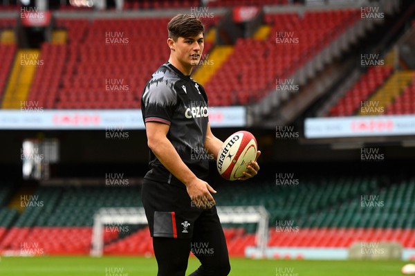 181122 - Wales Rugby Training - Louis Rees-Zammit during training