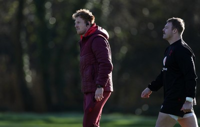 181125 - Wales Rugby Training in the week leading up to their game against New Zealand - Rhys Patchell, Kicking Coach during training
