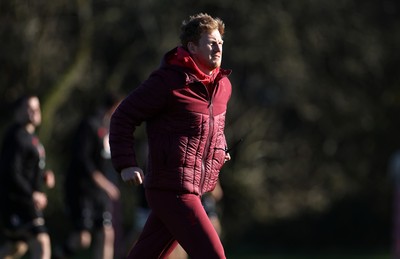 181125 - Wales Rugby Training in the week leading up to their game against New Zealand - Rhys Patchell, Kicking Coach during training