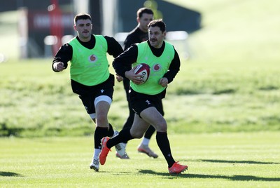 181125 - Wales Rugby Training in the week leading up to their game against New Zealand - Tomos Williams during training