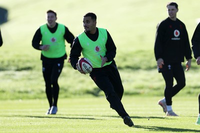 181125 - Wales Rugby Training in the week leading up to their game against New Zealand - Ben Thomas during training