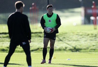 181125 - Wales Rugby Training in the week leading up to their game against New Zealand - Louis Rees-Zammit during training