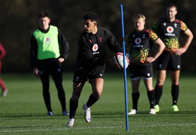181125 - Wales Rugby Training in the week leading up to their game against New Zealand - Rio Dyer during training