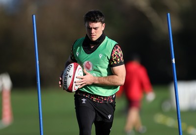 181125 - Wales Rugby Training in the week leading up to their game against New Zealand - Reuben Morgan-Williams during training