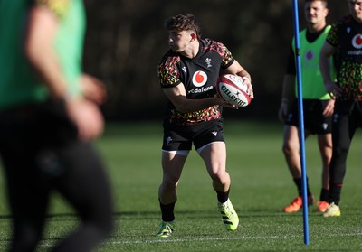 181125 - Wales Rugby Training in the week leading up to their game against New Zealand - Dan Edwards during training