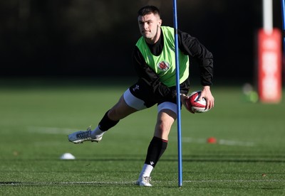 181125 - Wales Rugby Training in the week leading up to their game against New Zealand - Joe Roberts during training