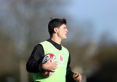 181125 - Wales Rugby Training in the week leading up to their game against New Zealand - Louis Rees-Zammit during training