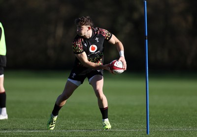181125 - Wales Rugby Training in the week leading up to their game against New Zealand - Dan Edwards during training