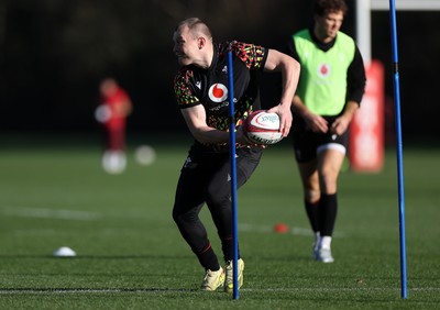 181125 - Wales Rugby Training in the week leading up to their game against New Zealand - Nick Tompkins during training