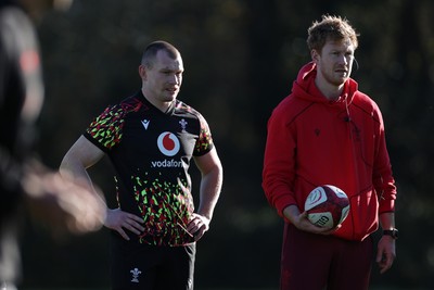 181125 - Wales Rugby Training in the week leading up to their game against New Zealand - Nick Tompkins and Rhys Patchell, Kicking Coach during training