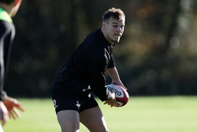 181125 - Wales Rugby Training in the week leading up to their game against New Zealand - Jarrod Evans during training