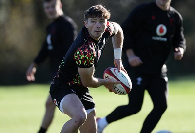 181125 - Wales Rugby Training in the week leading up to their game against New Zealand - Dan Edwards during training