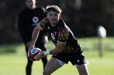 181125 - Wales Rugby Training in the week leading up to their game against New Zealand - Dan Edwards during training