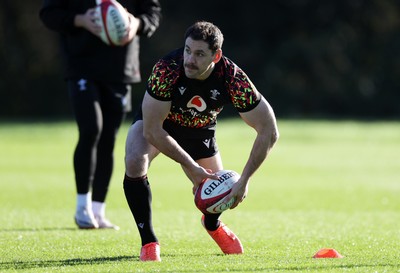 181125 - Wales Rugby Training in the week leading up to their game against New Zealand - Tomos Williams during training