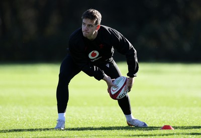181125 - Wales Rugby Training in the week leading up to their game against New Zealand - Kieran Hardy during training