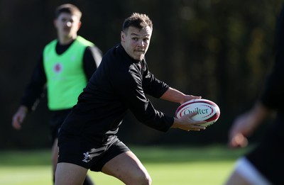 181125 - Wales Rugby Training in the week leading up to their game against New Zealand - Jarrod Evans during training