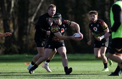 181125 - Wales Rugby Training in the week leading up to their game against New Zealand - Harri Deaves during training
