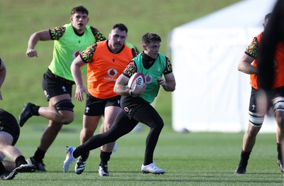 181125 - Wales Rugby Training in the week leading up to their game against New Zealand - Reuben Morgan-Williams during training