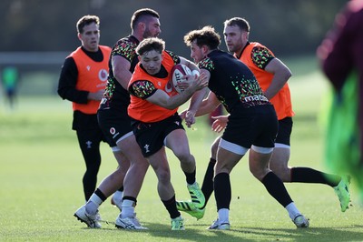 181125 - Wales Rugby Training in the week leading up to their game against New Zealand - Dan Edwards during training